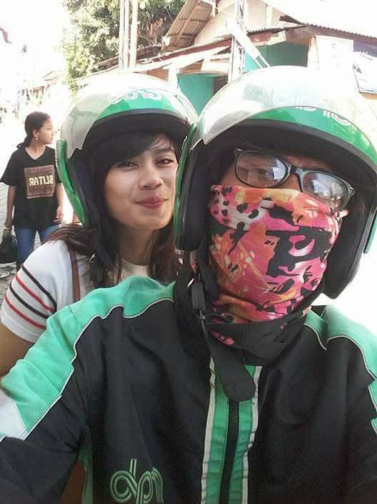 Driver ojek online satu ini selalu ajak foto penumpangnya yang cantik