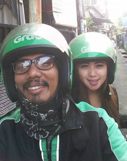 Driver ojek online satu ini selalu ajak foto penumpangnya yang cantik