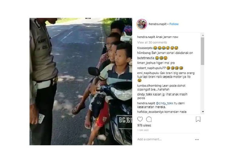 Video viral, polisi tilang anak naik motor berboncengan empat
