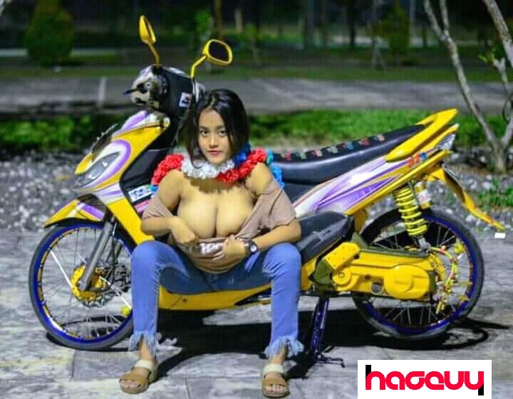 Parah! Pose cewe buka baju pamer isi bra dan celana dalam di depan motor modifikasi bikin netizen geger