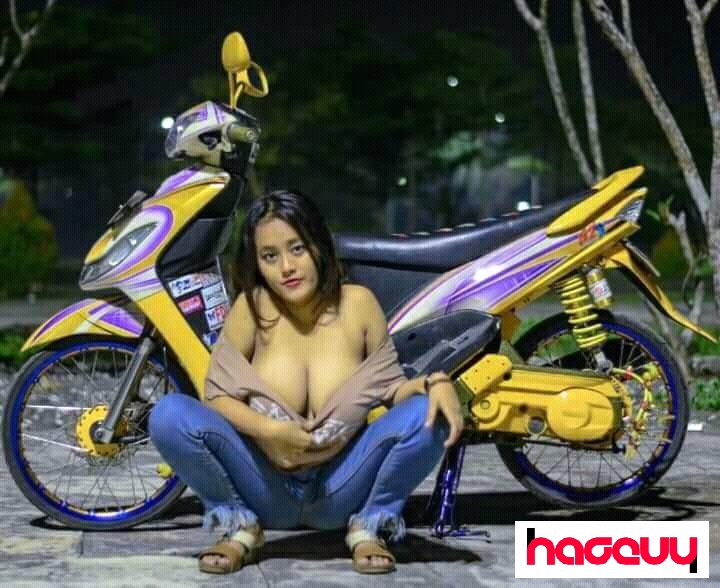 Parah! Pose cewe buka baju pamer isi bra dan celana dalam di depan motor modifikasi bikin netizen geger