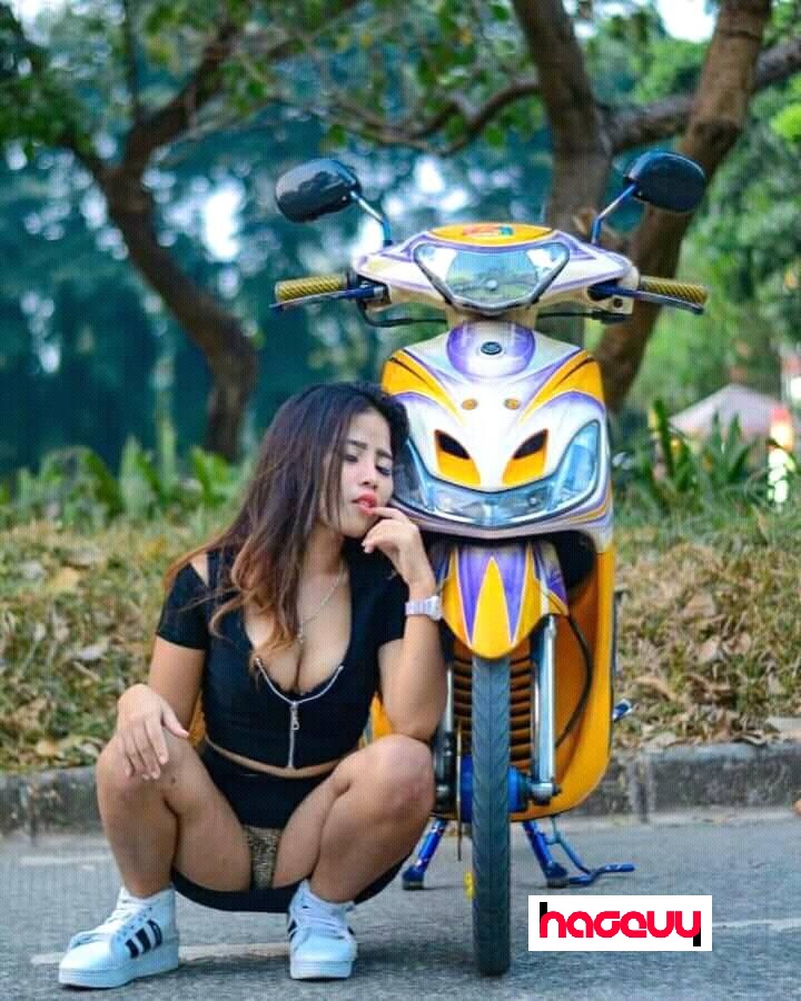Parah! Pose cewe buka baju pamer isi bra dan celana dalam di depan motor modifikasi bikin netizen geger