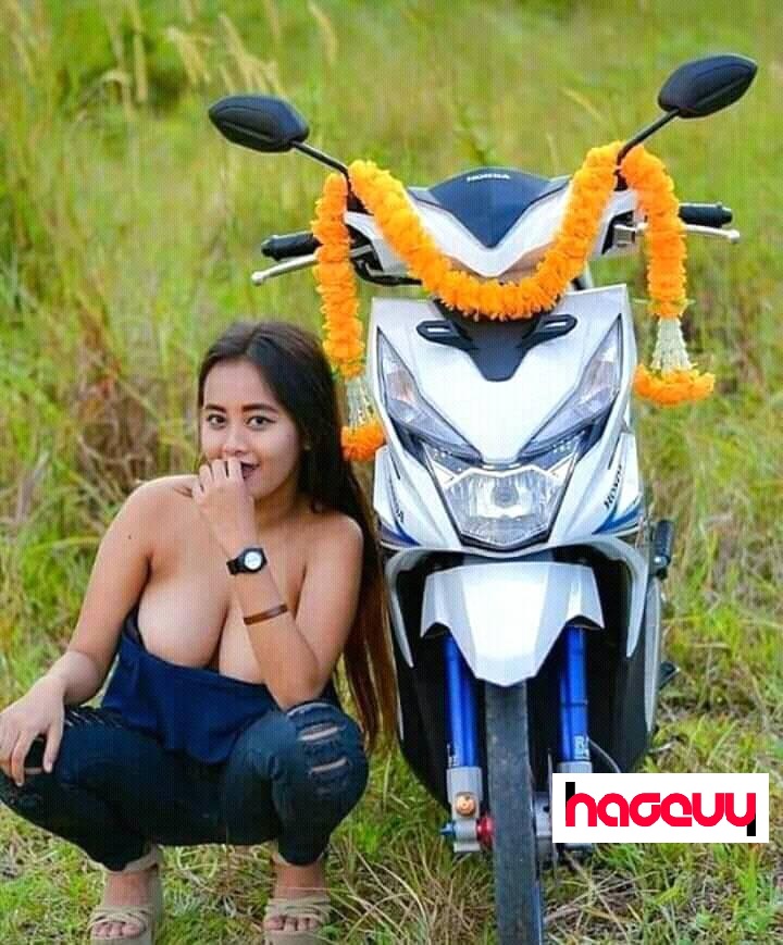 Parah! Pose cewe buka baju pamer isi bra dan celana dalam di depan motor modifikasi bikin netizen geger