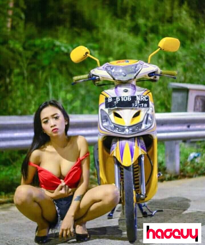 Parah! Pose cewe buka baju pamer isi bra dan celana dalam di depan motor modifikasi bikin netizen geger