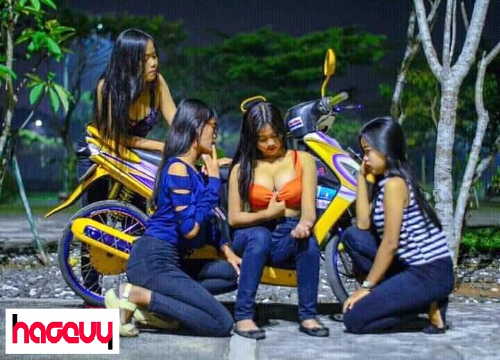 Parah! Pose cewe buka baju pamer isi bra dan celana dalam di depan motor modifikasi bikin netizen geger