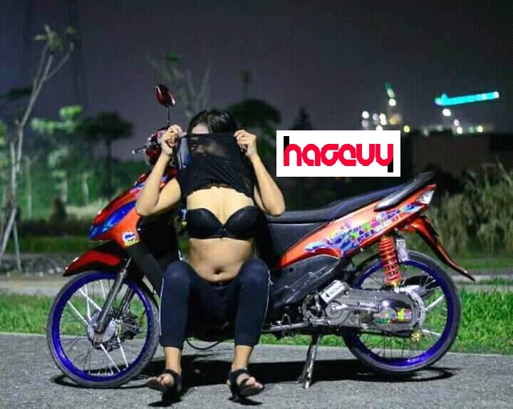 Parah! Pose cewe buka baju pamer isi bra dan celana dalam di depan motor modifikasi bikin netizen geger