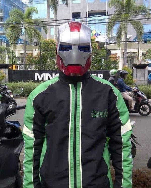 10 Helm kreasi driver ojek online anti mainstream yang bikin penumpang ketawa ngakak