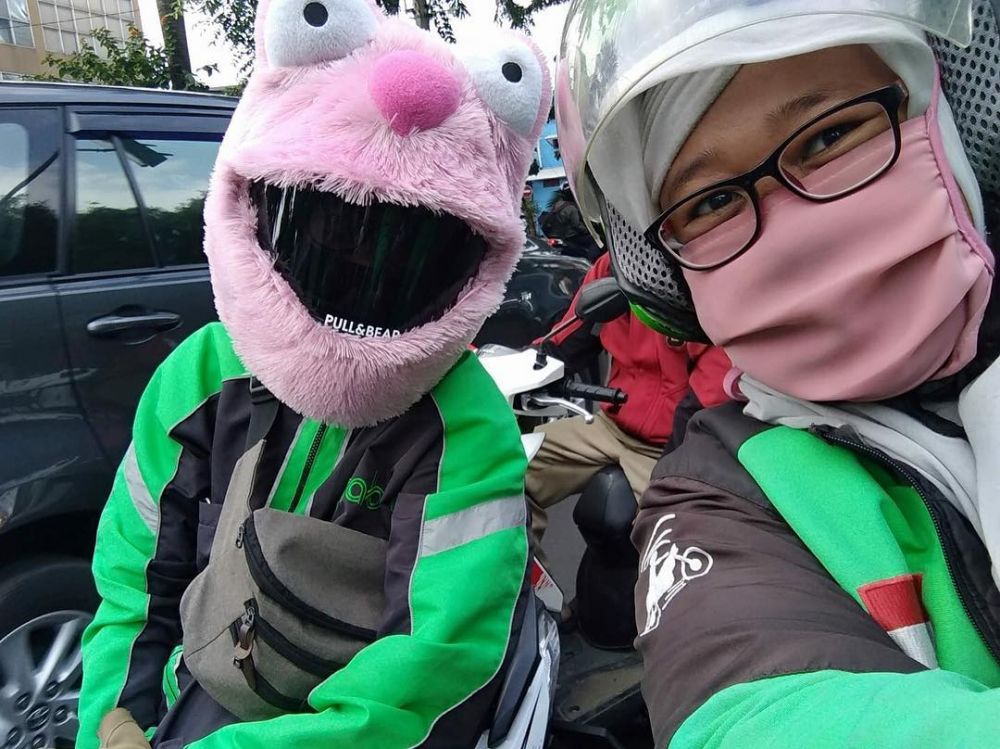 10 Helm kreasi driver ojek online anti mainstream yang bikin penumpang ketawa ngakak