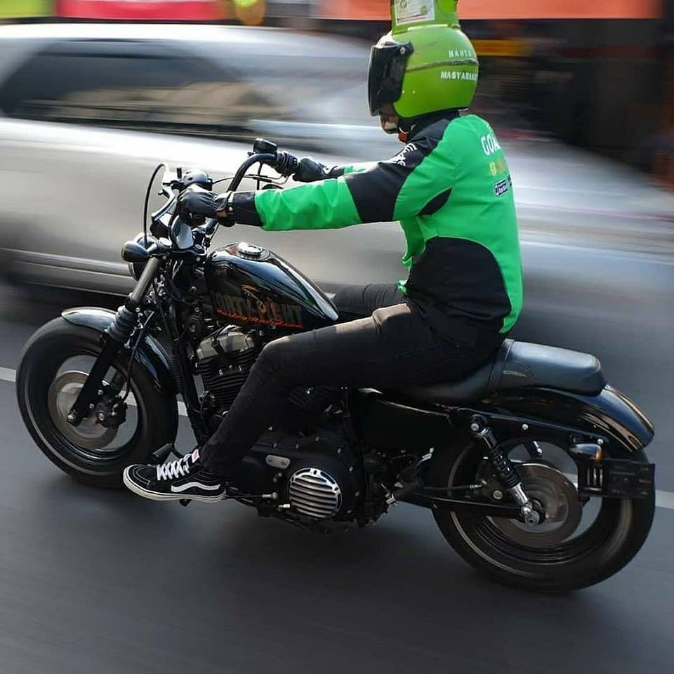 10 Helm kreasi driver ojek online anti mainstream yang bikin penumpang ketawa ngakak