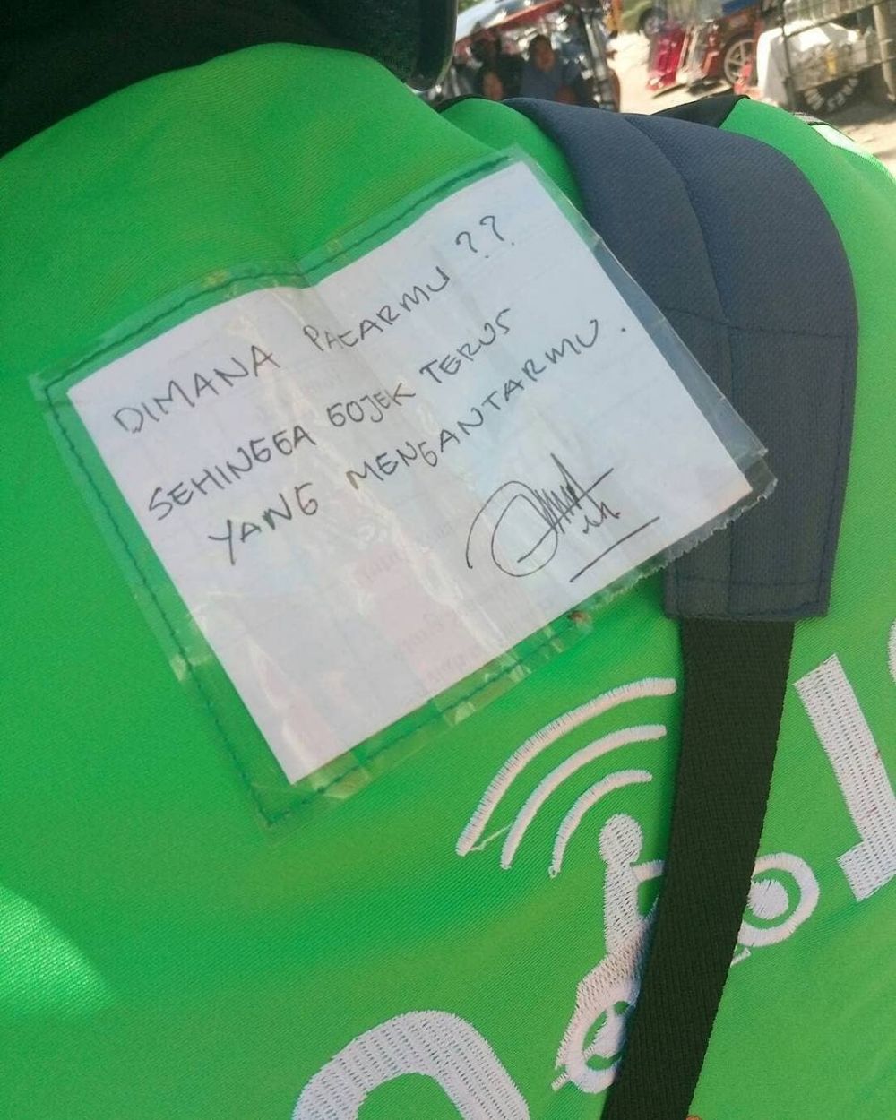 Pesan nyeleneh driver ojek online ini bikin penumpangnya senyum sendiri