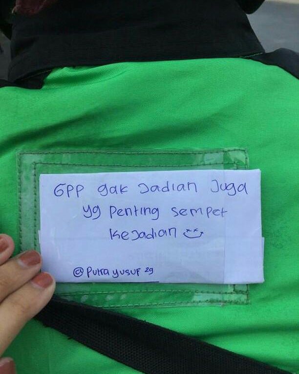 Pesan nyeleneh driver ojek online ini bikin penumpangnya senyum sendiri