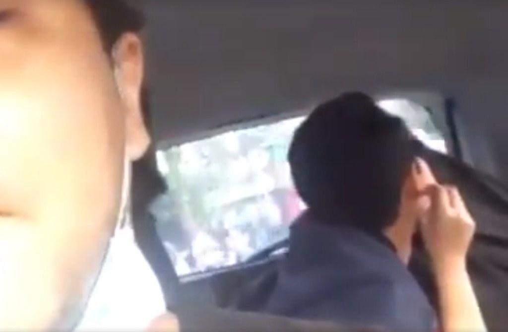 Video viral! Supir taksi online rekam penumpangnya mesum di mobil, netizen geram!