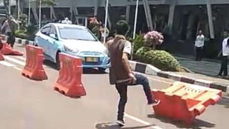 Viral video Aksi pencurian taksi di Bandara Bandung Pelaku coba tabrakan mobil ke arah kerumunan warga