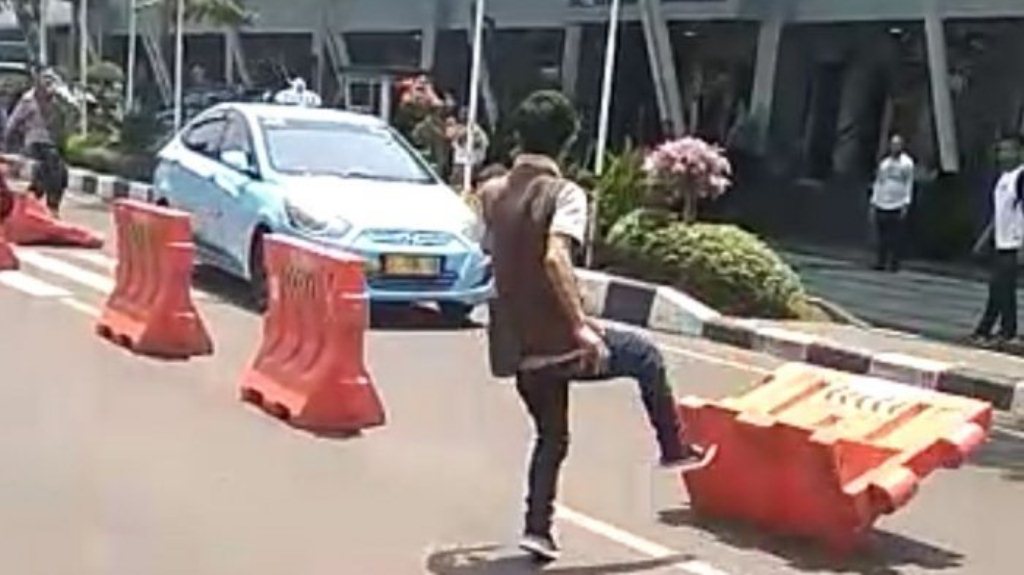 Viral video! Aksi pencurian taksi di Bandara Bandung, Pelaku coba tabrakan mobil ke arah kerumunan warga