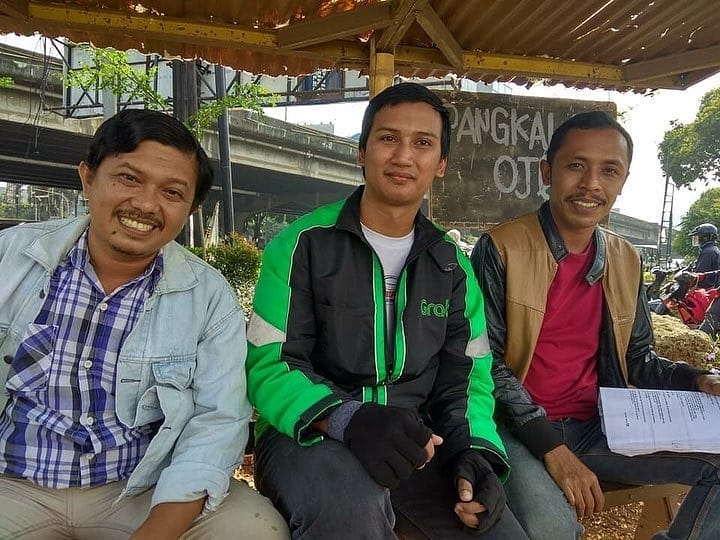 Bikin ngiri, ini dia 10 driver ojek online yang beruntung bisa ketemu dan foto bareng artis