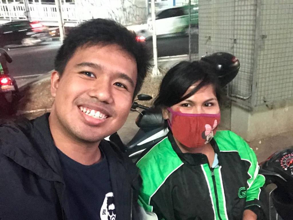 Bikin ngiri, ini dia 10 driver ojek online yang beruntung bisa ketemu dan foto bareng artis