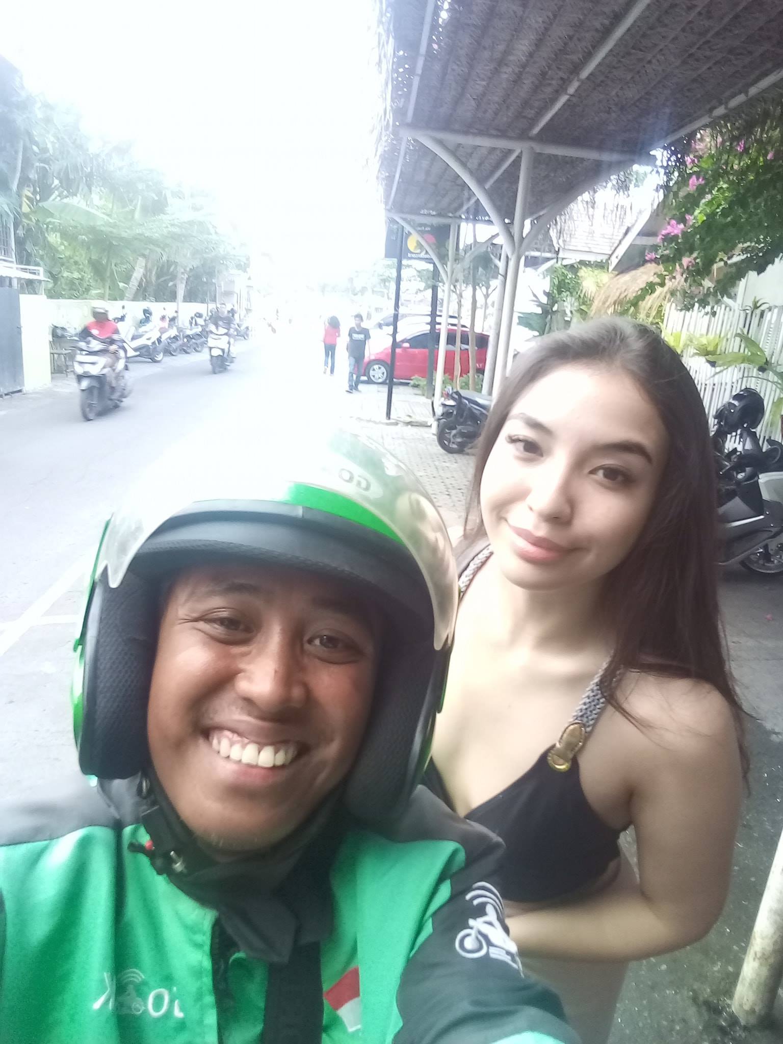 Bikin ngiri, ini dia 10 driver ojek online yang beruntung bisa ketemu dan foto bareng artis