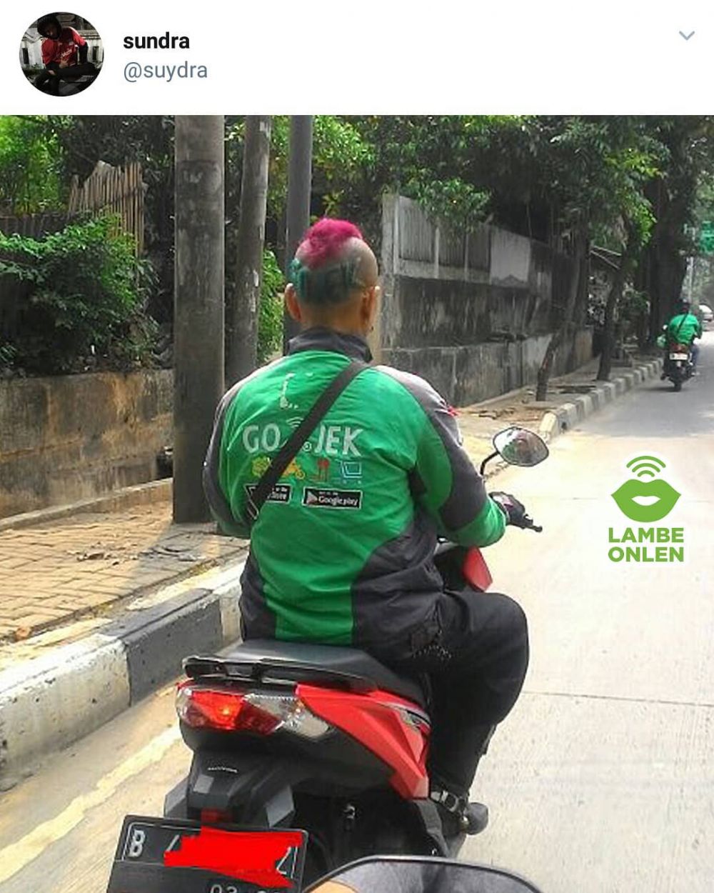 Gaya kocak driver ojek online bikin penumpangnya auto salah tingkah