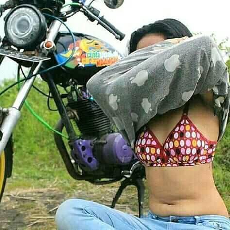 Pose cewek buka baju pamer bra di depan motor modifikasi kembali beredar di media sosial