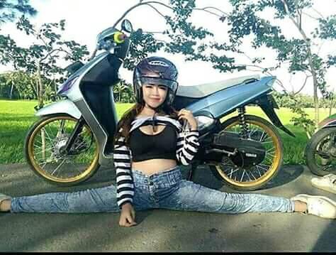 Pose cewek buka baju pamer bra di depan motor modifikasi kembali beredar di media sosial