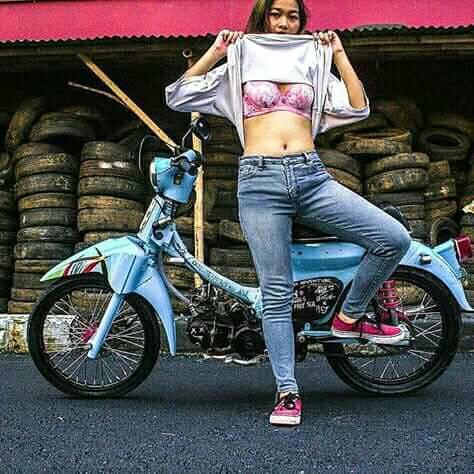 Pose cewek buka baju pamer bra di depan motor modifikasi kembali beredar di media sosial