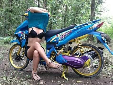 Pose cewek buka baju pamer bra di depan motor modifikasi kembali beredar di media sosial