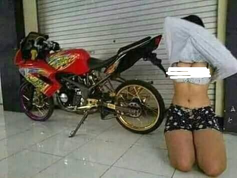 Pose cewek buka baju pamer bra di depan motor modifikasi kembali beredar di media sosial