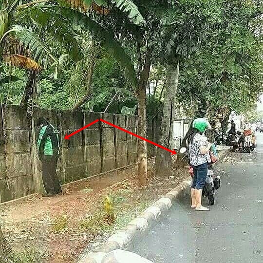 Momen kocak driver ojek online antar penumpangnya ini bikin ketawa ngakak