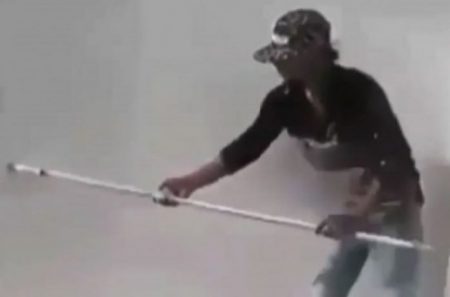 Video viral Aksi pekerja di gedung tinggi tanpa alat pengaman ini bikin lutut gemetaran