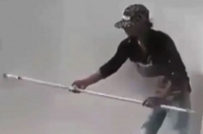 Video viral! Aksi pekerja di gedung tinggi tanpa alat pengaman ini bikin lutut gemetaran