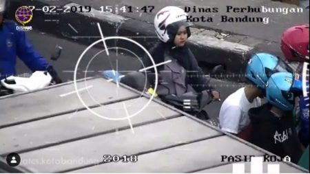Kocak parah Pria ini ditegur petugas ATCS kota Bandung gara gara naik motor pake helm PUBG level 1