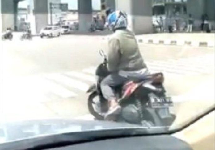 Video viral! Tak turunkan kaki saat berhenti di lampu merah, aksi pria patut diacungi jempol