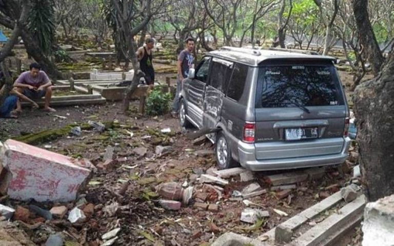 Viral Mobil Mitsubishi Kuda berada di tengah pemakaman netizen sangkut pautkan dengan hal mistis