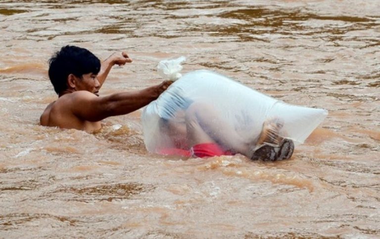 Aksi unik pria Vietnam bantu anak anak sebrangi sungai untuk bersekolah 1