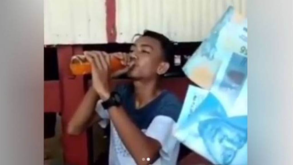 Demi uang taruhan Rp 100 ribu, pemuda ini rela minum sebotol sirop rasa jeruk tanpa dicampur air