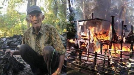 Sedih kisah kakek Arsyad yang rumah dan tabungan umrahnya terbakar