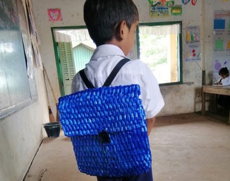 Tak mampu beli ayah ini buatkan tas dari tali rafia untuk anaknya sekolah