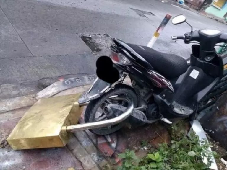 Takut dibawa kabur maling pria ini pasangi sepeda motor kesayangannya dengan gembok raksasa
