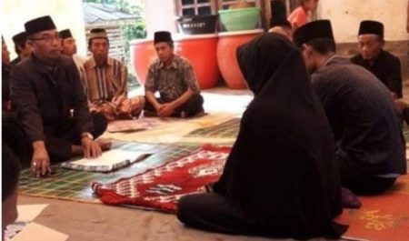 Viral pasangan pengantin di Lombok memakai kain kafan sebagai mas kawin