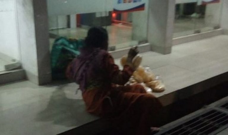 Kisah haru ibu ini berjualan kerupuk demi biayai anaknya kuliah