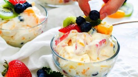 Cara bikin salad buah yogurt