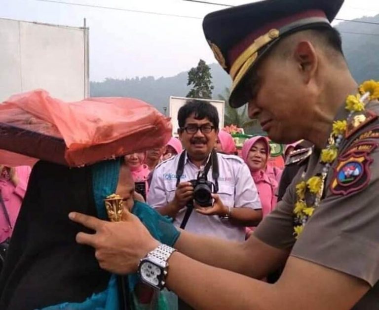 Kisah haru gadis kecil penjual onde menangis melepas Kapolres Padang Panjang yang perpindah tugas
