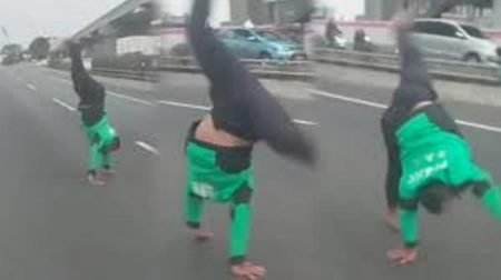 Ngakak aksi nyeleneh driver ojol salto dijalan tol curi perhatian netizen