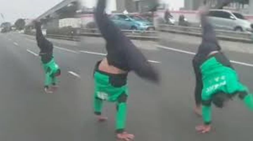 Ngakak, aksi nyeleneh driver ojol salto dijalan tol curi perhatian netizen