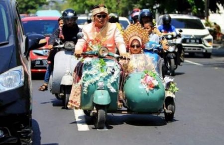 Unik dan tak biasa pengantin asal Makassar lakukan Mapparola gunakan motor vespa