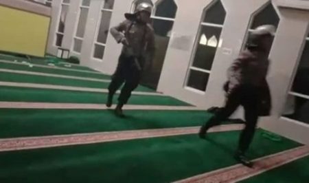Viral polisi masuk masjid pakai sepatu saat mengejar mahasiswa aksi demontrasi di Makassar