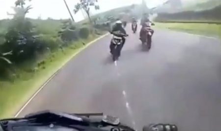 Viral video detik detik kecelakaan Yamaha Aerox dan Honda Vario di tikungan bikin ngeri