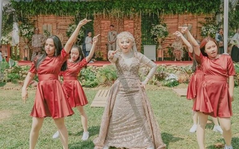 Beda dari biasanya pengantin wanita ini dance k pop diacara pernikahannya untuk menghibur para tamu undangan