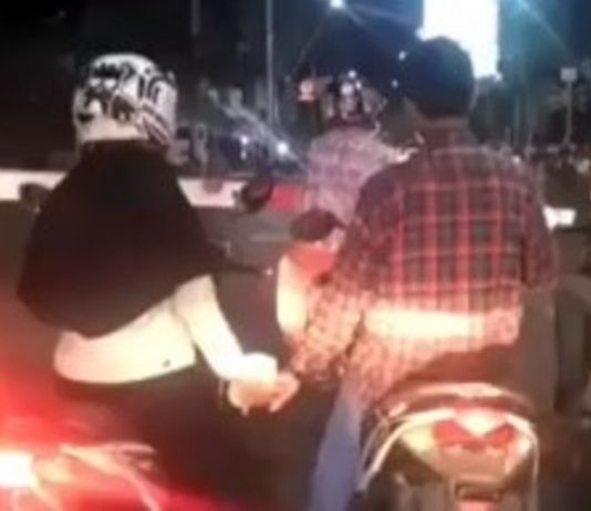 Bikin jomblo iri, dua sejoli ini tercyduk pegangan tangan di pintu perlintasan kereta