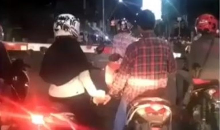Bikin jomblo iri dua sejoli ini tercyduk pegangan tangan di pintu perlintasan kereta